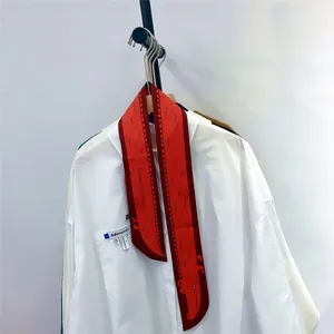 Ruban de soie orange à imprimé crocodile dessin animé noué sur une chemise blanche