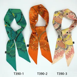 Foulards en soie twilly aux motifs abstraits vert orange et beige pour cheveux et sacs