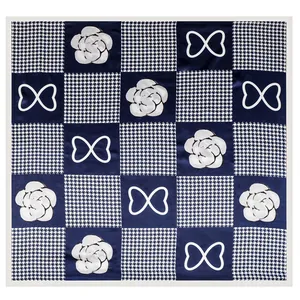 Foulard quadrato blu navy e bianco con motivo pied de poule e fiori di camelia