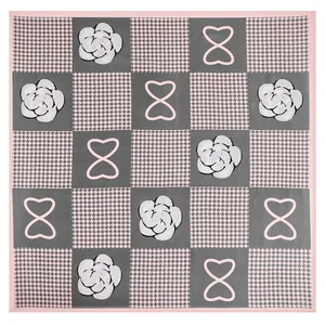 Foulard quadrato in seta con stampa pied de poule e camelia rosa, grigio e bianco