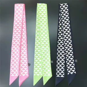 Écharpe Twilly à motif géométrique triangulaire en rose, vert et bleu marine chic