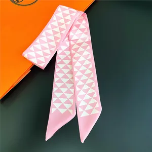 Twilly en soie rose à motif géométrique pour poignées de sac à main chic