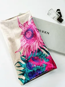 Texture détaillée du foulard en soie imprimé tournesols Van Gogh aux motifs vibrants