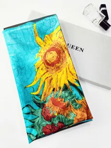 Détail d'un foulard en soie imprimé tournesols de Van Gogh dans un coffret cadeau