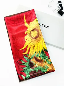 Détail d'un foulard en soie rouge tournesols de Van Gogh dans un coffret cadeau