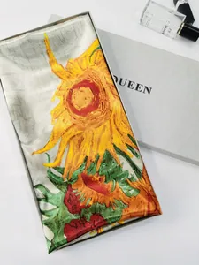 Détail du foulard en soie Van Gogh tournesols plié dans un coffret cadeau argenté