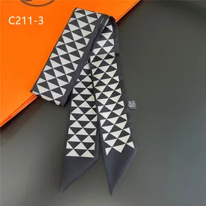Détail du foulard twilly en soie avec motifs géométriques et bords pointus