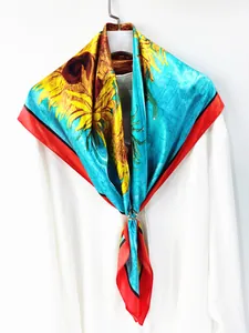 Détail de la texture du foulard en soie Van Gogh tournesol aux tons jaune et bleu vifs