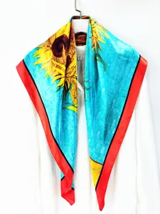 Détail artistique d'un foulard en soie imprimé tournesols Van Gogh sur chemise