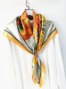 Détail d'un foulard en soie motif tournesols de Van Gogh avec anneau doré
