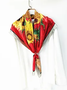 Détail du foulard en soie tournesol Van Gogh rouge avec boucle dorée sur chemise