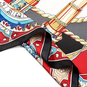 Primer plano de bufanda de seda con estampado vintage mostrando textura satinada y detalles