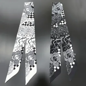 Elegante foulard twilly con motivo a camelia e design a scacchi diagonali per donna in bianco e nero