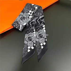 Elegante foulard twilly bianco e nero con motivo a camelia per manici di borse