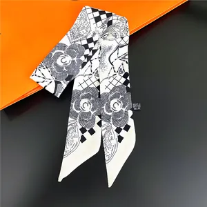 Sciarpa twilly in seta minimalista bianca e nera con motivo a camelie e scacchiera