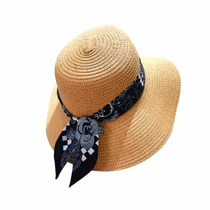 Cappello di paglia a tesa larga con nastro di seta a motivi floreali e a scacchi