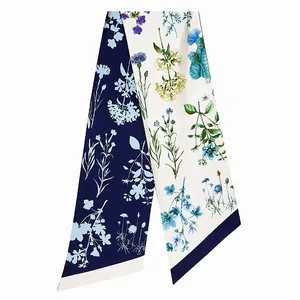 Foulard étroit en soie à double face avec motifs floraux bleu foncé et blancs d'automne
