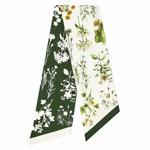 Foulard twilly en soie double face avec motif floral vert foncé et bouts coupés