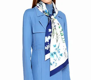 Gros plan d'un foulard en soie à fleurs élégamment noué autour du cou du mannequin