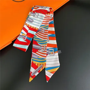 Seidenschal mit Gürtelkette und Reitsportmuster für Taschen und Haarstyling
