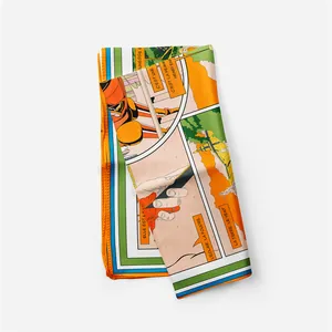 Detalle de estampado de cómic francés en pañuelo cuadrado de seda de 53cm con tejido twill
