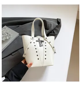 Bolso cubo gótico blanco con cruz de metal y remaches punk en cuero de alta calidad