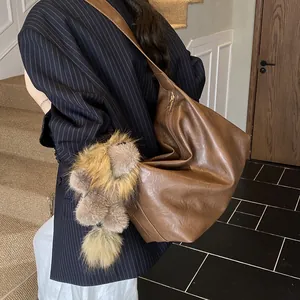 Borsa tote vintage marrone in ecopelle con ciondolo a forma di orsetto da donna