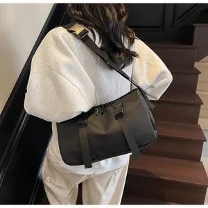 Details von verstellbarem Gurt und Schnalle an einer schwarzen Nylon-Umhängetasche