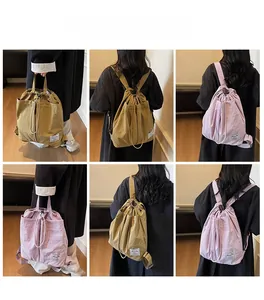 Zaino in nylon impermeabile kaki e lilla mostrato da varie angolazioni di trasporto a mano