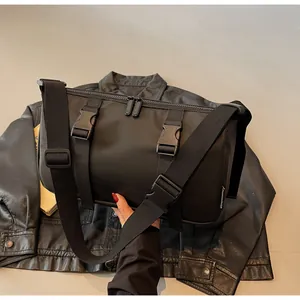 Details des wasserdichten matten Nylonmaterials und der taktischen Schnallen der Tasche