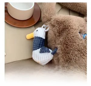 Gros plan du charme de mouette en peluche en velours côtelé avec des coutures détaillées