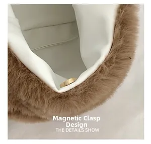 Détail du sac à bandoulière en peluche montrant la fermeture magnétique intérieure