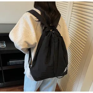 Dettaglio degli spallacci larghi regolabili su uno zaino in nylon nero resistente all'acqua