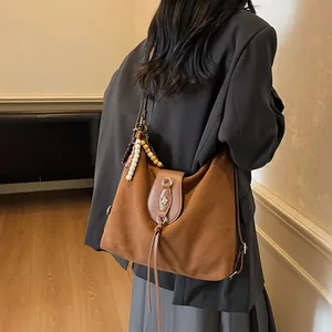 Grand sac cabas marron en daim synthétique avec boucle florale et pendentif perlé