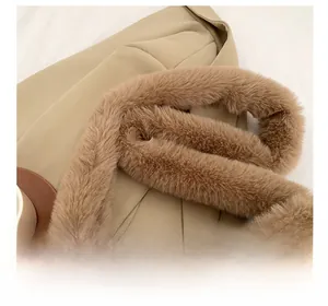 Détail de la large bandoulière en peluche du sac à bandoulière en fausse fourrure