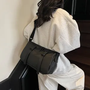 Schlichte schwarze Messenger Bag mit Schnallenverschluss für die Freizeit im Freien