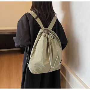 Zaino in nylon verde chiaro resistente all'acqua indossato sulla schiena