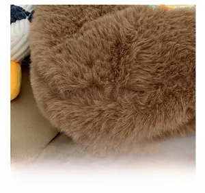 Gros plan sur la texture en fausse fourrure marron du sac cabas mode pour femme