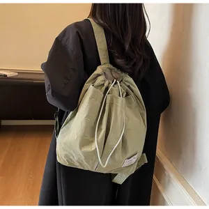 Dettaglio dello zaino in nylon impermeabile verde chiaro con etichetta bianca