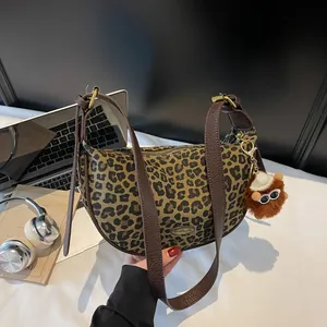 Vintage Leopardenmuster Leinwand Hobo Tasche Für Damen Halbmond Schultertasche Mit PU Leder Riemen Und Plüsch Anhänger