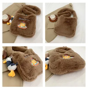 Vue détaillée sous quatre angles d'un sac bandoulière en peluche marron avec broderie gateau