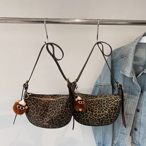 Retro Schultertaschen mit Leopardenmuster, Plüsch-Anhängern und Lederriemen