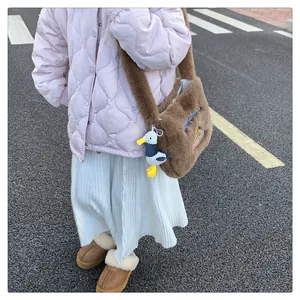 Sac cabas en fausse fourrure marron avec broderie bleue et pendentif canard