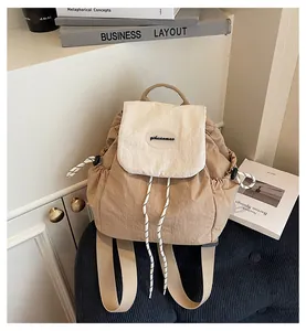 Vista dettagliata di uno zaino in nylon kaki leggero con patta crema e coulisse