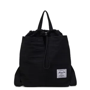 Zaino nero in nylon impermeabile con coulisse, manico superiore ed etichetta del marchio
