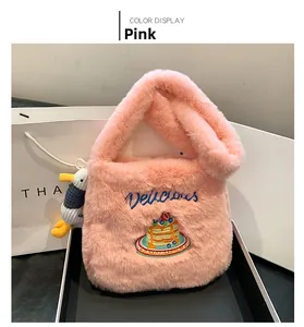 Détail du sac fourre-tout en fausse fourrure rose avec broderie et porte-clés canard