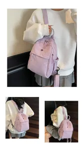 Détail du mini sac à dos en nylon lilas avec texture gaufrée et matériau imperméable