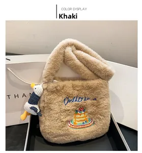 Détail du sac en peluche kaki avec broderie et un joli pendentif en forme de canard