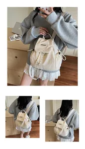 Dettaglio dello zaino in tela beige con tessuto strutturato, coulisse e logo rotondo del marchio