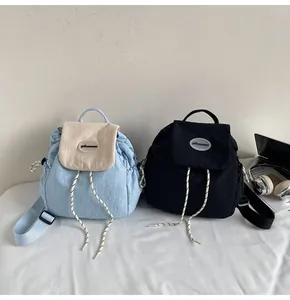Zaino leggero con coulisse in azzurro e nero con trama in tessuto di nylon impermeabile